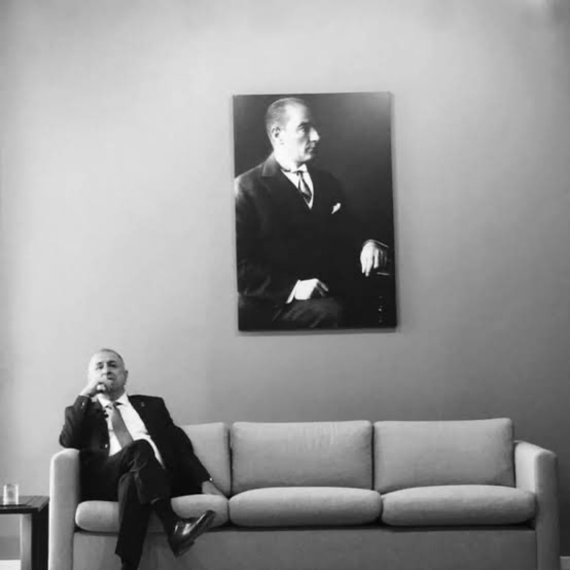 💥 Zafer Partisi lideri Ümit Özdağ: 

“Sayın Hakim;
Arkanızda ‘Adalet Mülkün Temelidir’ yazıyor.

Bu üç kelimede 4.000 yıllık Türk devlet
felsefesi var. 

Bu üç kelimede aynı zamanda evrensel siyasal düşünceler, tarih ve hukuk felsefesinin özü bulunuyor.”