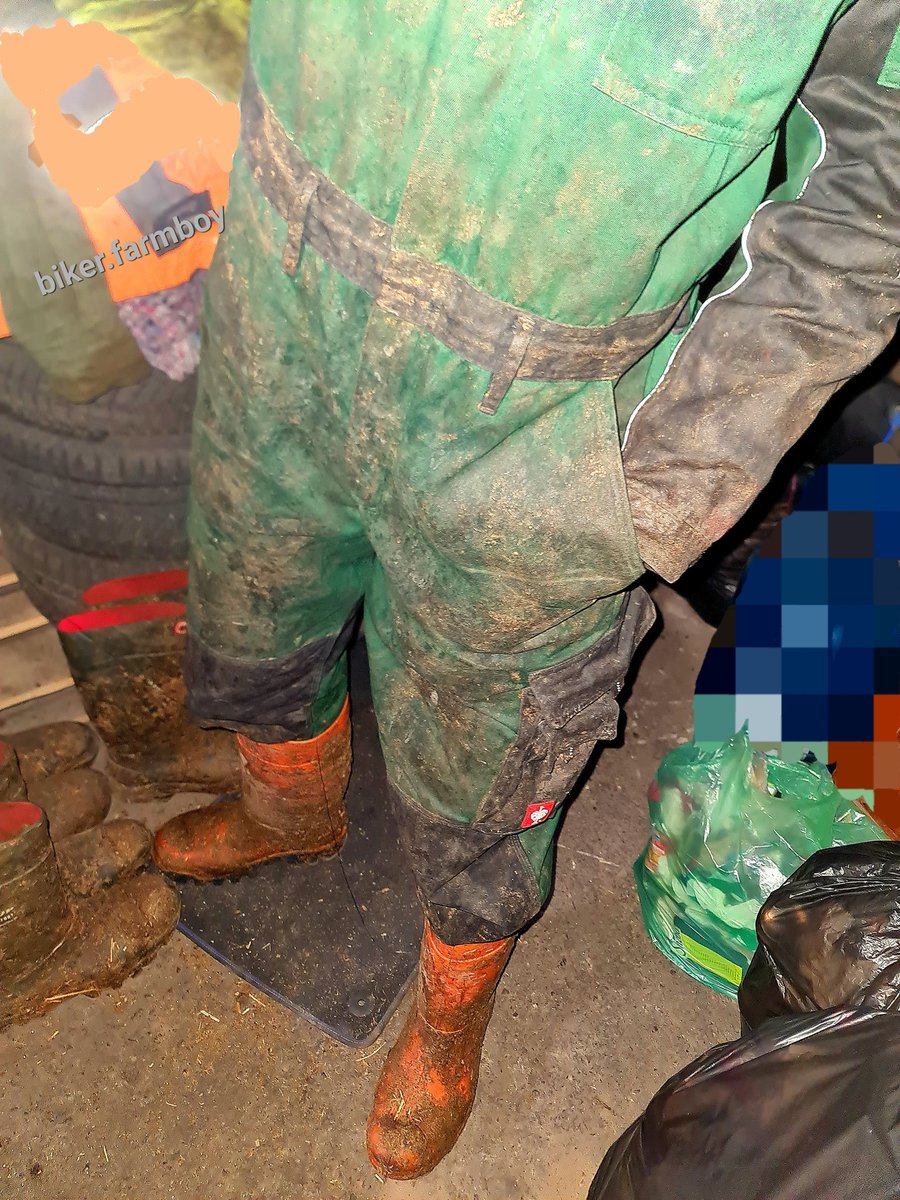 Getting ready for work in my basement 😉🐷

#gayworker #gayfarmer #strauss #workwear #dunlopboots #boots #gay #manure #dirty #smelly