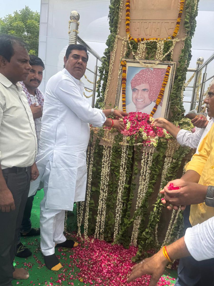 Ramswaroopinc's tweet photo. किसान नेता, पूर्व केंद्रीय मंत्री स्व. श्री राजेश पायलट जी की 25 वी पुण्यतिथि "प्रेरणा दिवस" पर श्री राजेश पायलट स्मृति स्मारक ग्राम- भण्डाना, जिला दौसा में आयोजित प्रार्थना सभा में शामिल होकर राजेश पायलट साहब को श्रद्धांजलि अर्पित की। @SachinPilot @ashokgehlot51 https://t.co/EpKk49kfLV