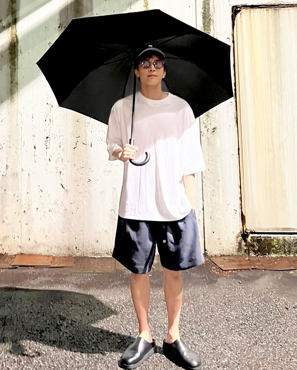 ☂️  岩田剛典 ～ UMBRELLA STYLE ～

　   「晴れ男さん」でも傘はお似合い！

　　 がんちゃんなら梅雨も爽やか気分🌿