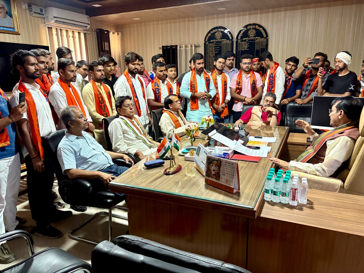 ankurhindu_01's tweet photo. आज अखिल भारतीय विद्यार्थी परिषद वाराणसी महानगर के ,संपूर्णानंद संस्कृत विश्वविद्यालय इकाई के कार्यकर्त्ताओ के द्वारा विभिन्न शैक्षणिक  विषयों को लेकर कुलपति को ज्ञापन दिया गया।
🚩।। जय श्री राम।।🚩
#abvp #ABVPExplains #abvpk https://t.co/AX4fHf4TWe
