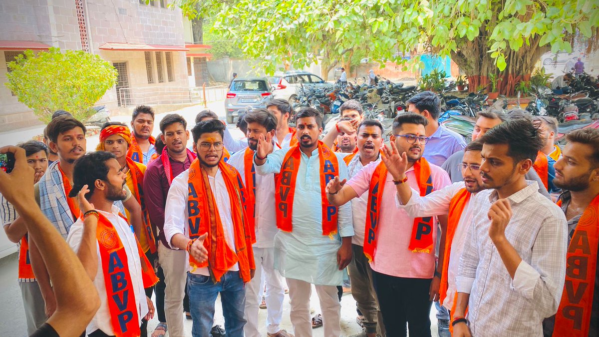 ankurhindu_01's tweet photo. आज अखिल भारतीय विद्यार्थी परिषद वाराणसी महानगर के ,संपूर्णानंद संस्कृत विश्वविद्यालय इकाई के कार्यकर्त्ताओ के द्वारा विभिन्न शैक्षणिक  विषयों को लेकर कुलपति को ज्ञापन दिया गया।
🚩।। जय श्री राम।।🚩
#abvp #ABVPExplains #abvpk https://t.co/AX4fHf4TWe