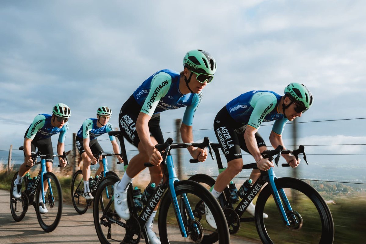 Une page historique du cyclisme français pourrait se tourner : après 27 années de sponsoring, AG2R devrait céder sa place en 2026 à L'Oréal selon Le Télégramme. La marque de produits cosmétiques rejoindrait donc Decathlon en tant que co-sponsor.