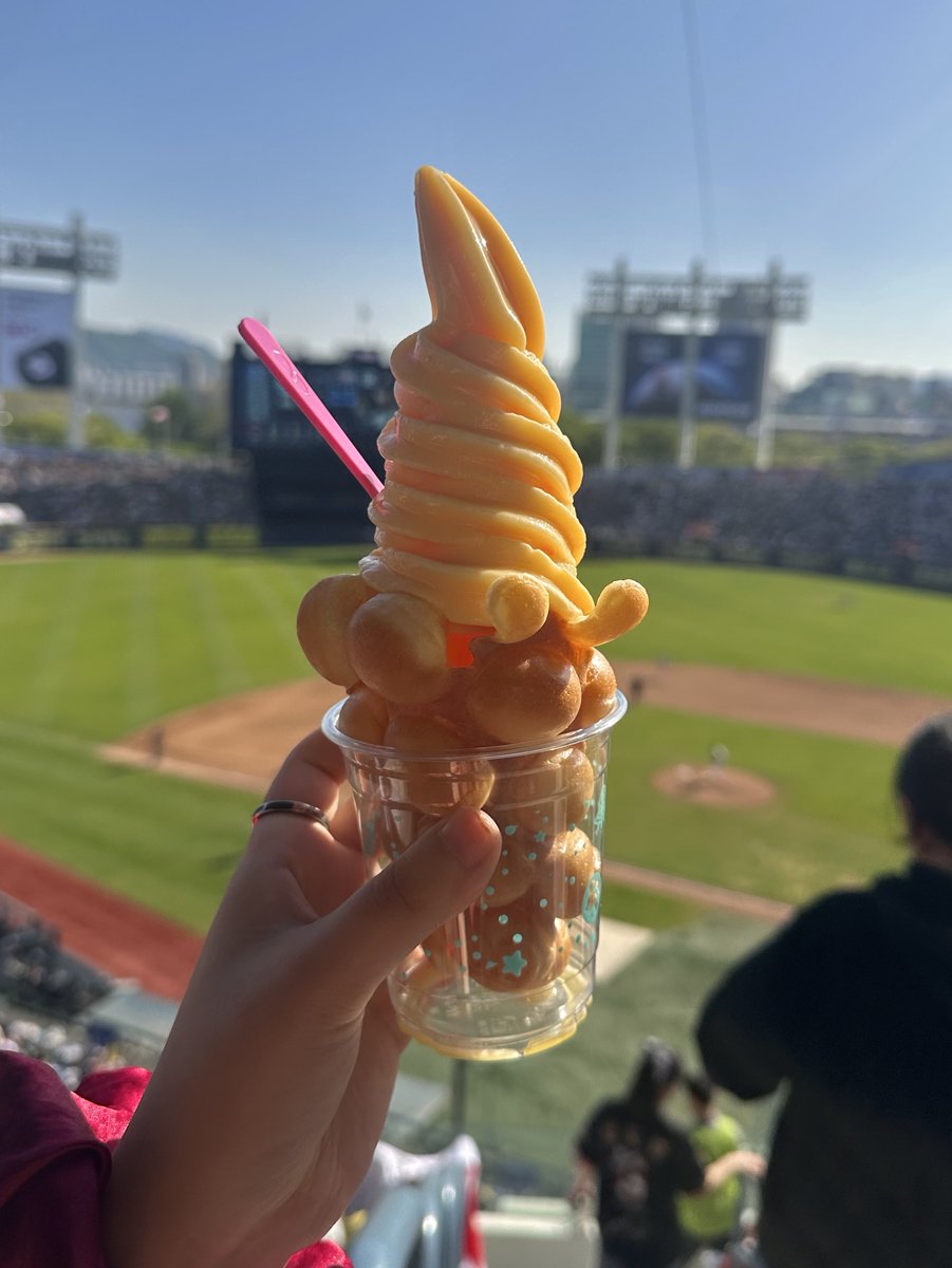 F00DFI5HTER's tweet image. 잠실야구장…
와팡 한라봉 셔벗 와팡
어떤 먹잘알이 홍콩와플에 셔벗아이스크림 올릴 생각을 했을까… 근데 오래 냅두면 녹아서 와플 눅눅해지니까 빠르게 호로록 드시길
