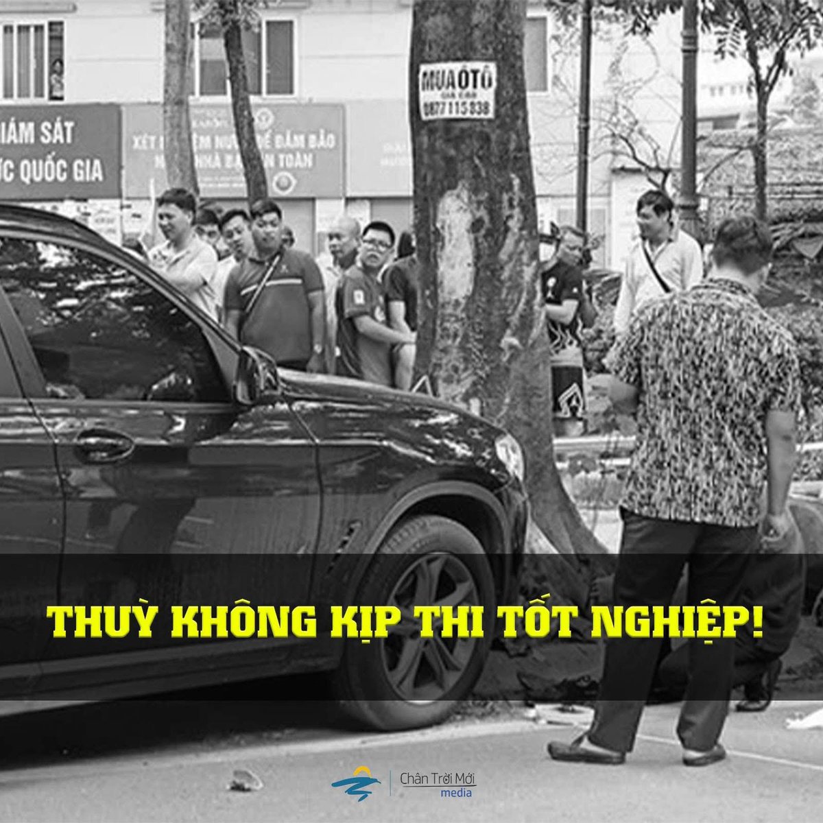 VietPhiTrung's tweet photo. THÙY KHÔNG KỊP THI TỐT NGHIỆP! 

Đêm 8 Tháng Sáu, trên Facebook, một dòng trạng thái ngắn khiến hàng ngàn người lặng người: “Không có phép màu nào xảy ra cả. Mina… đã dừng lại hành trình khám phá thế giới ở tuổi 18 đẹp nhất đời người.”
Mina – tên thân mật của Đ.N.P.T, nữ sinh lớp 12, ra đi sau một tuần nằm viện, sau vụ tai nạn khiến chân em bị đứt lìa ngay trên phố Nguyễn Huy Tự. Kỳ thi tốt nghiệp trung học phổ thông quốc gia chỉ còn vài tuần, nhưng em đã không kịp đến phòng thi.

Người lái chiếc BMW đâm vào em là ông Nguyễn Sỹ Cương, cựu đại biểu Quốc Hội, từng giữ chức phó chủ nhiệm Ủy Ban Đối Ngoại. Báo chí viết tên tắt “NSC,” giấu hình ảnh. Không khởi tố. Không bắt giam. Mọi thứ chìm xuống một cách lặng lẽ, như thể chuyện đó không quá nghiêm trọng.
Nhưng ai cũng hiểu: Một mạng người – một cô gái 18 tuổi – đã không còn nữa.
Chiếc xe máy cha con em Thùy ngồi bị tông biến dạng. Người cha gãy chân, em thì mất máu quá nhiều trước khi kịp vào viện. Người gây tai nạn được xác nhận “không vi phạm nồng độ cồn,” và dường như thế là đủ để không bị xử lý.

Trên mạng xã hội, người ta hỏi nhau: Chiếc BMW đó từ đâu? Tiền lương công chức vài triệu một tháng làm sao mua nổi? Và nếu người cầm lái không phải là một cựu quan chức, liệu mọi thứ có bị lặng lẽ che lại như vậy?

Câu chuyện của Thùy gợi nhớ tới một cái tên khác – Nguyễn Vĩnh Phúc ở Vĩnh Long – người cha đã «dùng công lý hoang dã» với kẻ cán chết con gái 14 tuổi của mình, vì tuyệt vọng với một hệ thống pháp lý dường như không đứng về phía những người thấp cổ bé họng. Ông t.ự sát sau đó.

Hai cái chết. Một điểm chung: Công lý không dành cho tất cả.

Em Thùy không kịp tốt nghiệp, không kịp lớn, không kịp yêu, không kịp sống trọn tuổi 18.
Em dừng lại ở lằn ranh giữa một tai nạn và một sự im lặng đáng sợ.

Thiện Nhân
Chân Trời Mới Media chia sẻ