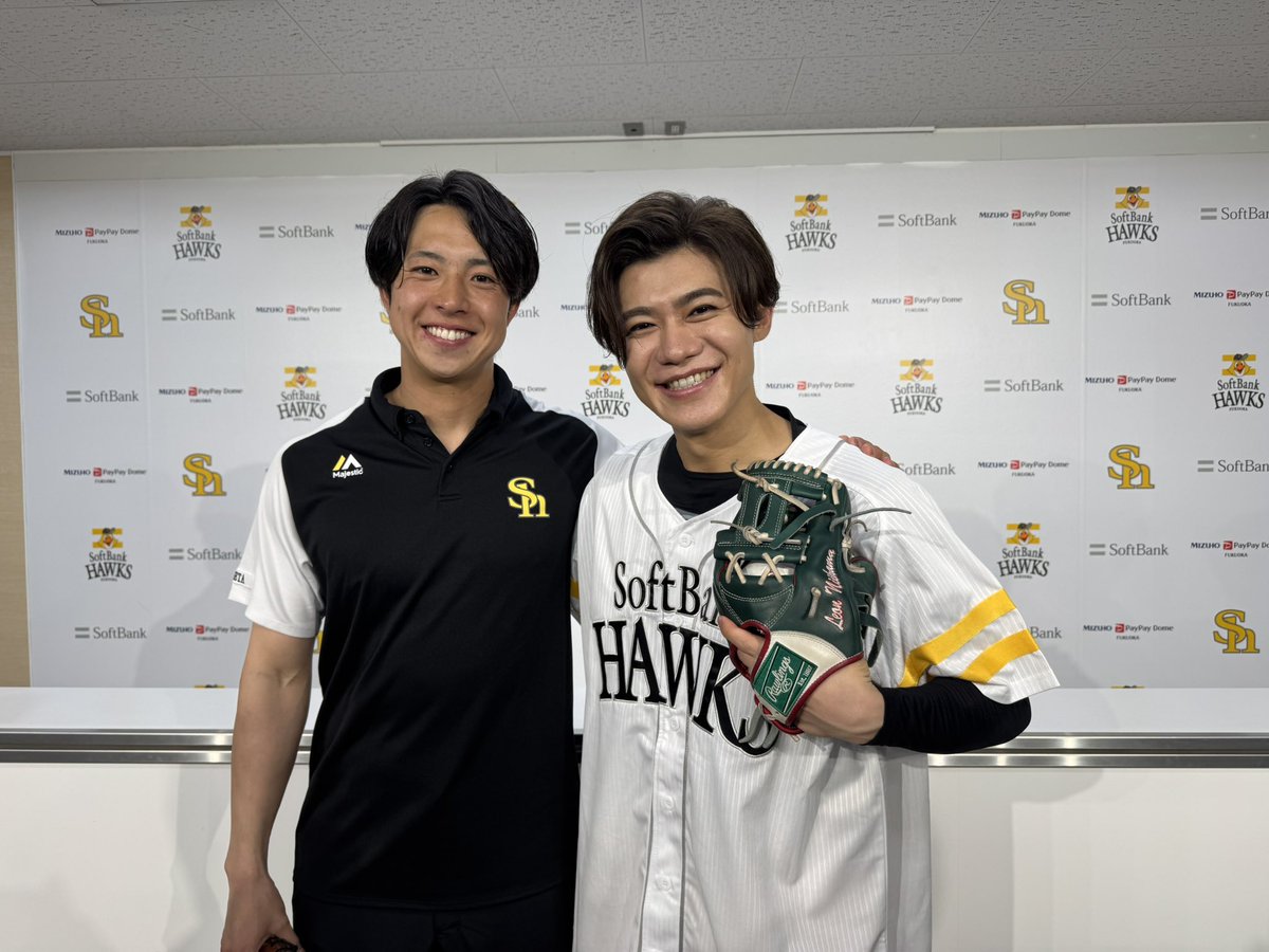 SponichiHawks's tweet photo. ソフトバンクー巨人戦のセレモニアルピッチを務めた歌手 #新浜レオン と、高校時代にバッテリーを組んでいた #重田倫明 広報。
#sbhawks #千葉英和 https://t.co/dli14Ru0Lp