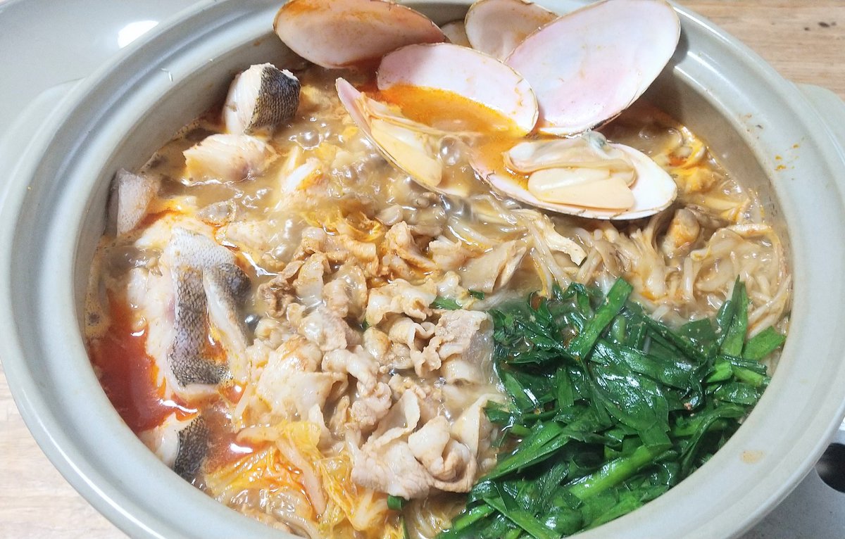 sazamegoto's tweet image. オホーツクのわが町、今日は雨ですごく寒かったので夕飯はキムチ鍋に(超~季節外れ!)(゚ロ゚;)
シロガイというでっかい貝がはいってます✨