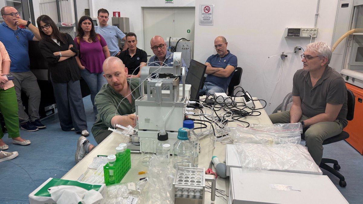 ATeNCenter's tweet photo. La giornata di ieri è stata dedicata al tema "Microfluidica di precisione per la produzione controllata di Nanosistemi". 

Per maggiori info: 
https://t.co/DC8CoWCUm6

#ATeNCenter #UniPa https://t.co/ihjHadekIA