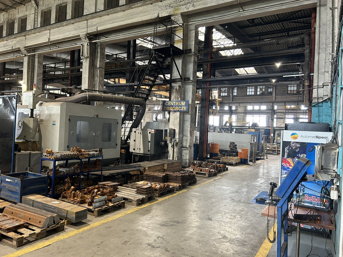 Hala produkcyjna KZN Bieżanów. To tutaj powstają prefabrykaty, z których ułożony będzie „nowy” Plac Zawiszy. Do Warszawy wielkie elementy przyjadą koleją <a href="/WitoldUrbanowic/">Witold Urbanowicz</a> <a href="/konradniklewicz/">Konrad Niklewicz</a> <a href="/TramwajeW/">Tramwaje Warszawskie</a>