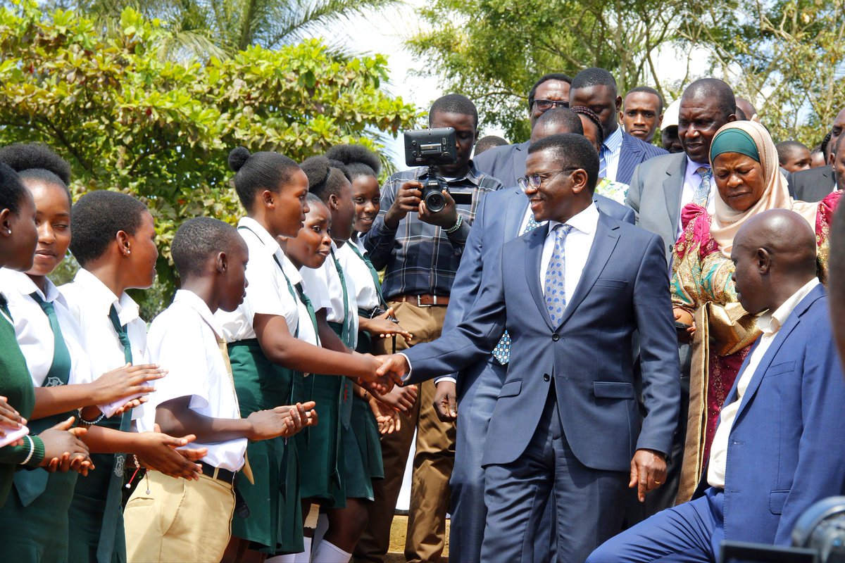 Buganda Kingdom (@bugandakingdom_) on Twitter photo Katikkiro <a href="/cpmayiga/">Charles Peter Mayiga</a> akedde ku Exodus College School e Wakiso mu Busiro ewategekeddwa omusomo ku butondebwensi eri abavubuka.
Katikkiro ayaniriziddwa Minisita w'Obutondebwensi mu Buganda Owek. Mariam Mayanja Nkalubo, Minisita @Robert_Serwanga, Ssebwana Charles Kiberu Kisiriiza, Katikkiro <a href="/cpmayiga/">Charles Peter Mayiga</a> akedde ku Exodus College School e Wakiso mu Busiro ewategekeddwa omusomo ku butondebwensi eri abavubuka.
Katikkiro ayaniriziddwa Minisita w'Obutondebwensi mu Buganda Owek. Mariam Mayanja Nkalubo, Minisita @Robert_Serwanga, Ssebwana Charles Kiberu Kisiriiza,