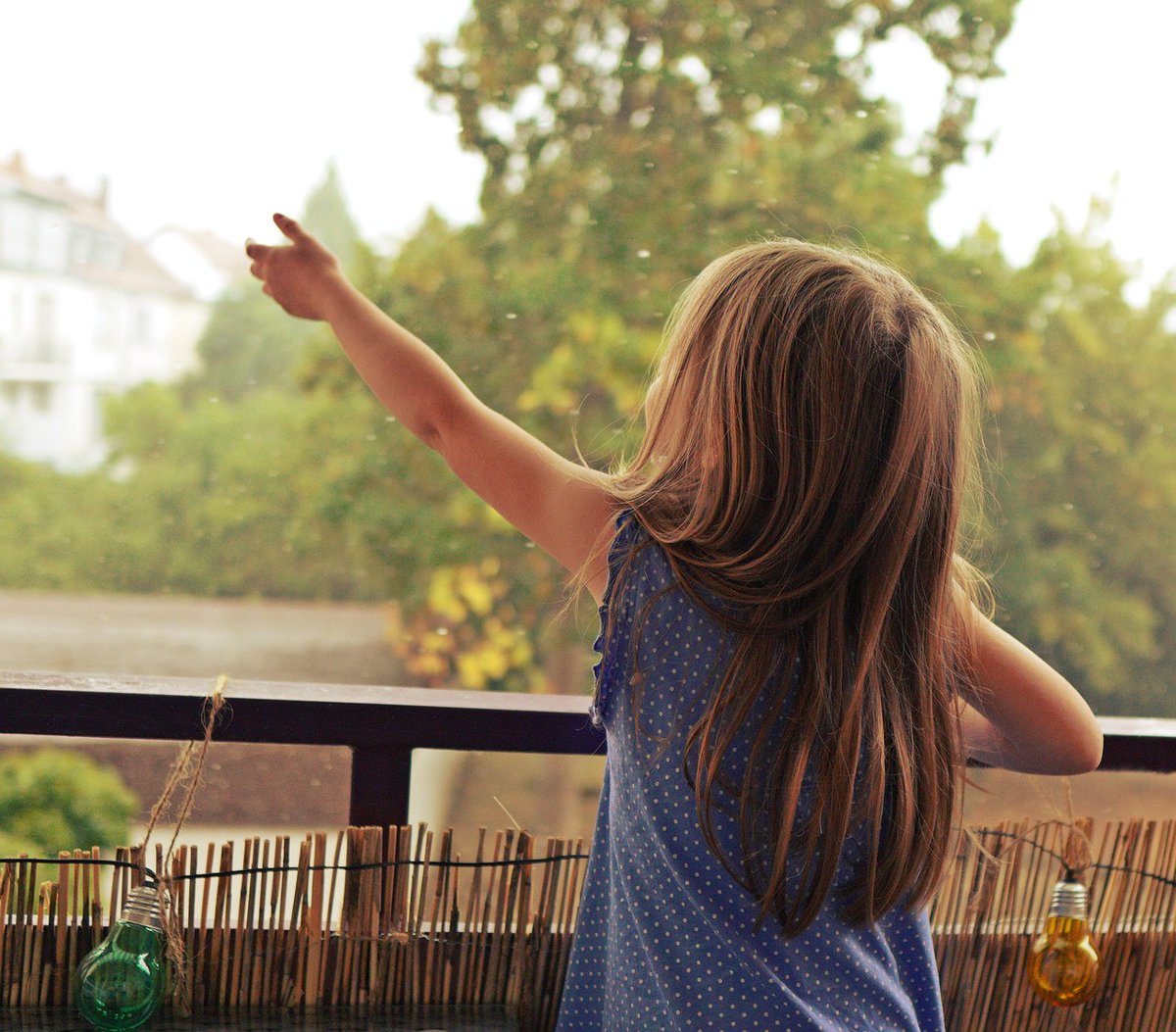 presseticker's tweet image. Wenn der Balkon zum gefährlichen Spielplatz wird pr-gateway.de/s/462248

#Infocenter der R+V Versicherung # Balkon # Kinder # Unfall # Sturz # Geländer # Aufsichtspflicht # Gefahr # gefährlich # Sicherheit # Vorsorge # Spielen # Höhe # Kleinkind