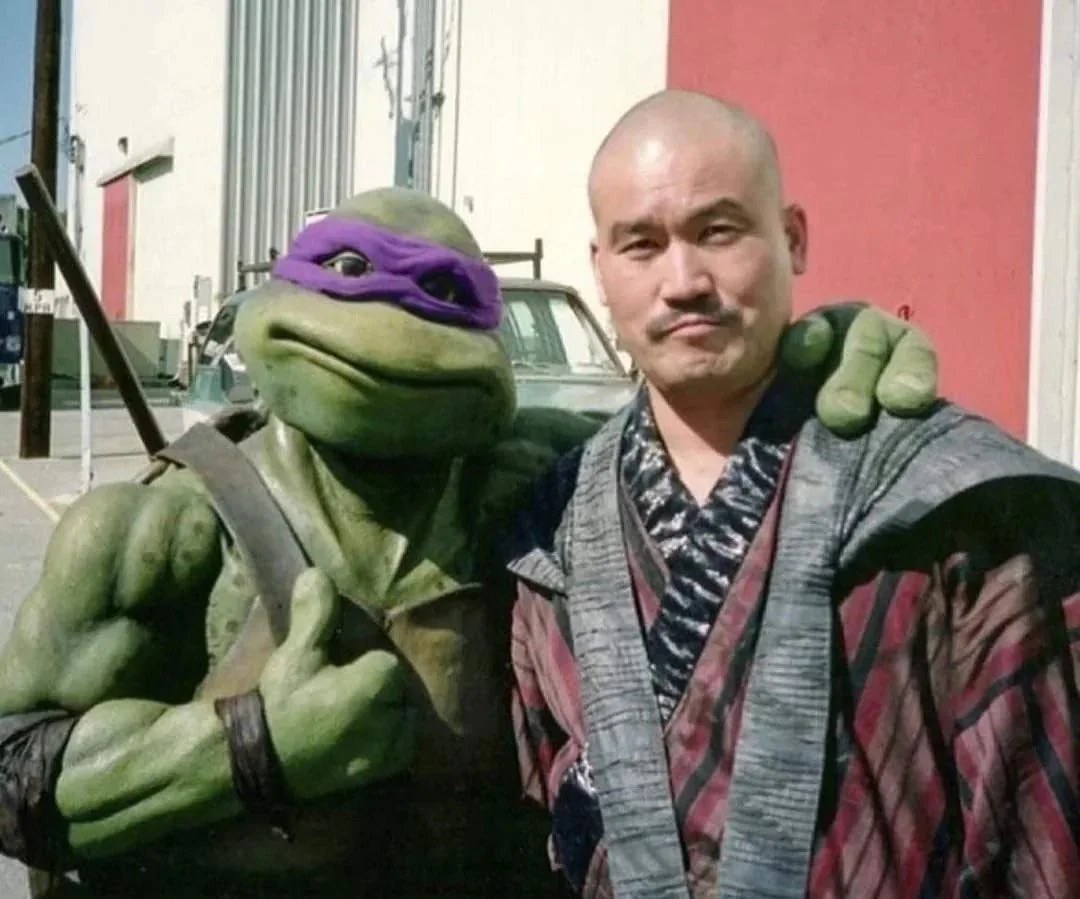TheOldTurtleDen's tweet image. Behind the scenes photo of Donatello with Tatsu (Toshishiro Obata) on the set of Teenage Mutant Ninja Turtles The Movie (1990) 📷