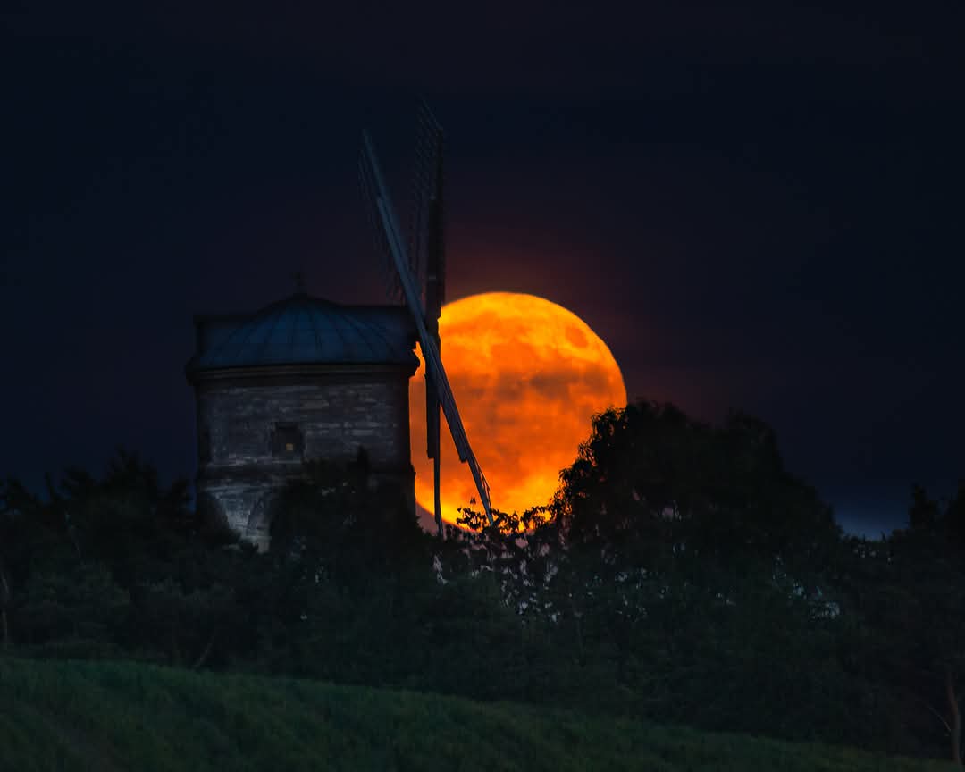 Ian Parkes (@bigkiddaddy1) on Twitter photo Strawberry Moon - Chesterton Windmill , Warwickshire June 10th 2026 .
Possibly my best Moon picture yet .
<a href="/bbcmtd/">BBC Midlands</a> <a href="/ITVCentral/">ITV News Central</a> <a href="/MoonHourSocial/">#MoonHour™️Social</a> #StrawberryMoon #Warwickshire #nightscape Strawberry Moon - Chesterton Windmill , Warwickshire June 10th 2026 .
Possibly my best Moon picture yet .
<a href="/bbcmtd/">BBC Midlands</a> <a href="/ITVCentral/">ITV News Central</a> <a href="/MoonHourSocial/">#MoonHour™️Social</a> #StrawberryMoon #Warwickshire #nightscape