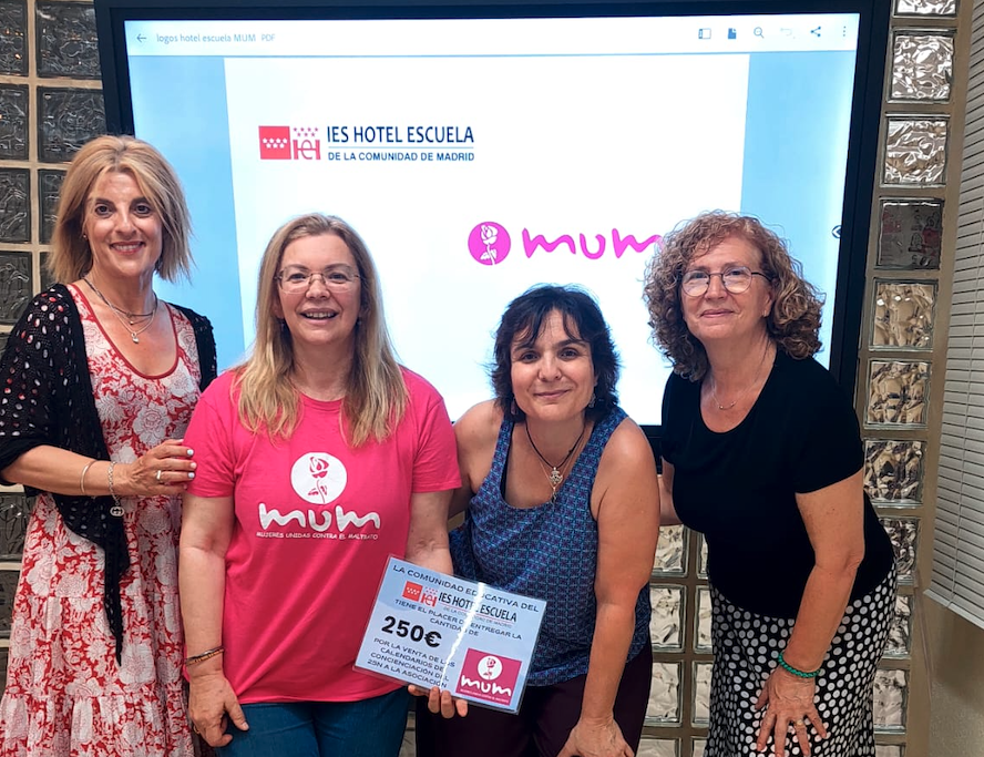 🔴 Pilar y Mar, profesoras del IES Hotel Escuela, comparten su labor por la igualdad y entregan la recaudación de los calendarios contra la violencia de género hechos por su alumnado. ¡Gracias por tanto compromiso! 💜💜

Más info: asociacionmum.org/el-hotel-escue…