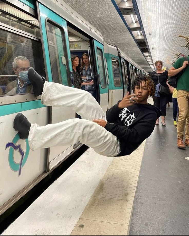 insaneposes's tweet image. 