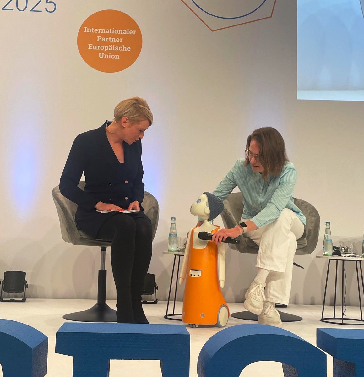 NBK_GW's tweet image. Ein Highlight präsentiert sich schon zu Beginn der Konferenz. @HeleneBanner führt ein Interview mit Navel, einem neuen Pflegeroboter. Navel freut sich da zu sein und sagt: “Ich wünsche allen Teilnehmern eine schöne Konferenz”. ^jmr
#Gesundheit2025 #NavelRobotics