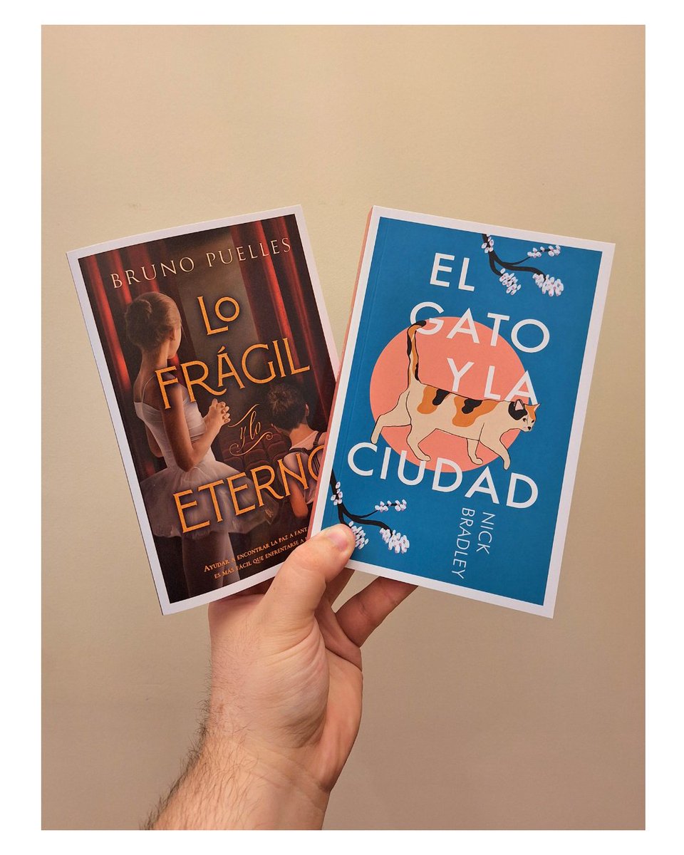 ¡Nuevas ediciones de bolsillo!📚

El 17 de junio llegan estas dos joyas literarias en un formato cómodo y accesible…

✨#LoFrágilYLoEterno de <a href="/brunoenserio/">Bruno Puelles</a>
✨#ElGatoYLaCiudad de <a href="/nasubijutsu/">Nick Bradley</a> (con traducción de <a href="/_DaniCasado/">Daniel Casado</a>)

¡Ya falta poco!📖