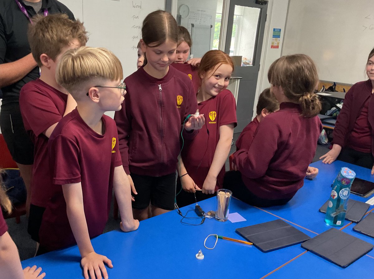 PDA_Y4's tweet image. Diagnostic lesson in #pdascience - looking at all the reasons why our circuit might not light up.