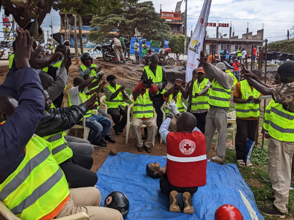 Ug_RedCrossCFA's tweet photo. Highlights from our #safesteps road safety &amp; first aid training held in Katwe.

From crash response to helmet use these riders are now better equipped to save lives and become better road users.

Powered by @PrudentialUG
&amp; Implemented by @UgandaRedCross

#Safesteps https://t.co/scasOEfRat