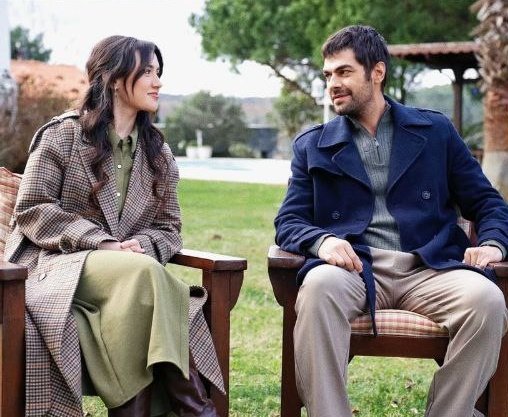 Biri gitsin, diğeri kalsın hayali kuranlar... Kusura bakmayın, ikisi de burada ve yan yana! Kabul etmiyorsanız, izlemeyin. Sen kimsin de kimin yan yana durup durmayacağına karar veriyorsun? Sahip olduğun tek şey nefretin, o da seni boğuyor.

#GökCem #CemreArda #GökberkYıldırım