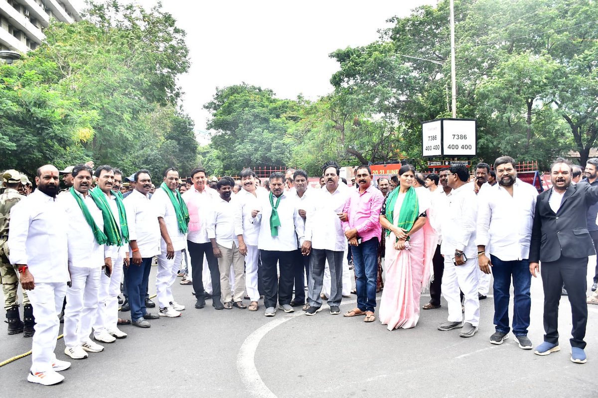 కాళేశ్వరంపై కమిషన్ విచారణకు హాజరైన <a href="/kcr/">Karl Ramm</a> గారికి సంఘీభావంగా బీఆర్‌కే భ‌వ‌న్‌ వద్దకు భారీ కన్వాయి తో వెళ్లడం జరిగింది.

BRK భవన్ వద్ద BRS పార్టీ ప్రజాప్రతినిధులు, నాయకులతో కలిసి సంఘీభావం తెలియజేయడం జరిగింది.
<a href="/BRSparty/">BRS Party</a> <a href="/KTRBRS/">KTR</a> <a href="/BRSHarish/">Harish Rao Thanneeru</a>