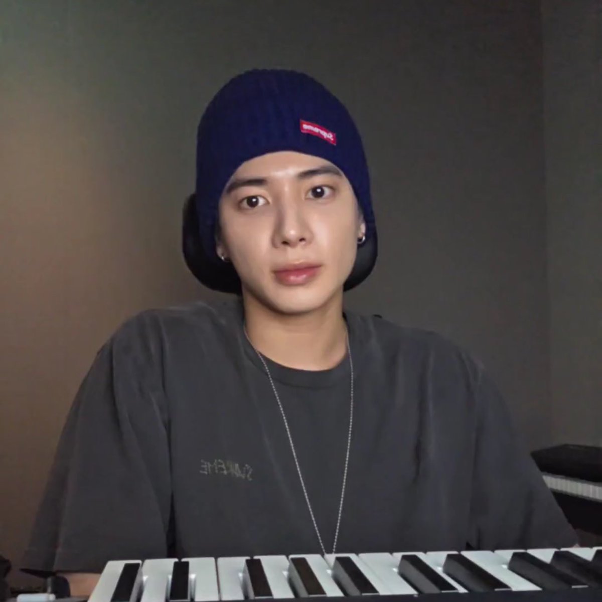 L0VELYBEOMIE's tweet photo. THE BEANIE OMG WHAT IF TYUN DYED HIS HAIR https://t.co/5X0YUa3ShT