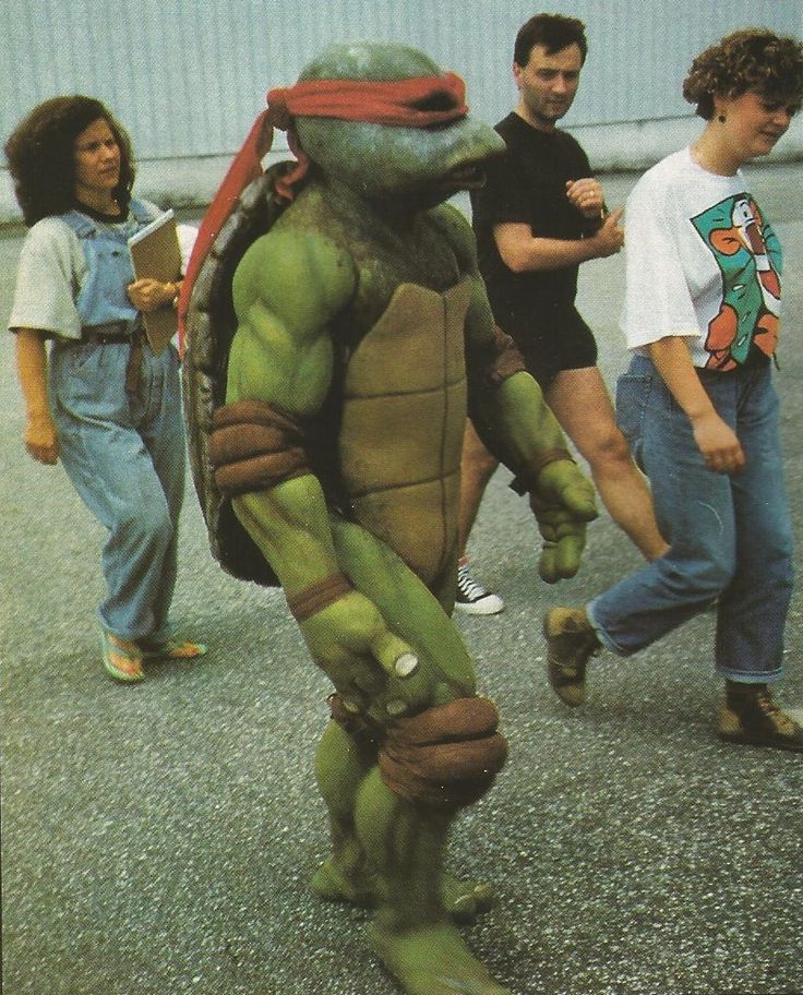 TheOldTurtleDen's tweet image. Behind the scenes photo of Raphael from the 1990 Teenage Mutant Ninja Turtles movie 📷