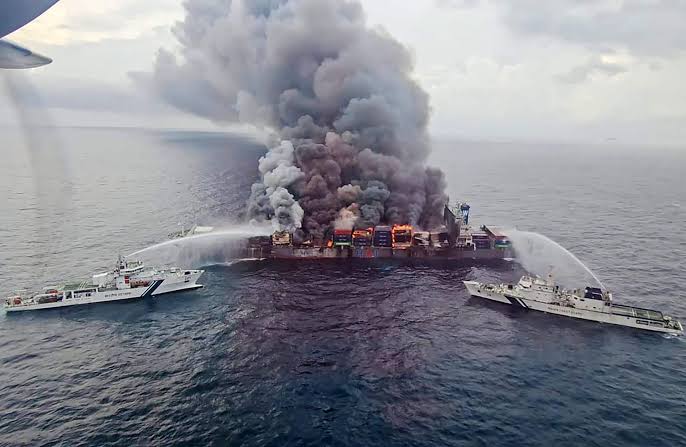 A China-controlled cargo ship from Hambantota caught fire near Kerala on June 10, carrying dangerous explosives. 18 Chinese rescued by Indian Coast Guard.

Second such incident in 10 days. India must stay alert to Pak-China nexus &amp; evolving terror threats.

#CoastalSecurity