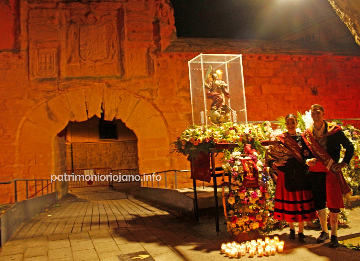 11 de junio San Bernabé.
Logroño, a las puertas de la victoria.
Vendimiadores en la Puerta y Murallas del Revellín. Luminarias y ofrenda al patrón.
Feliz día 🇯🇪🐟🥖🍷⚔️

#Fiestas #Tradiciones #Ritos #Celebraciones #OnceDeJunio #Logroño #Resistencia #Pan #Pez #Vino #Ofrenda
