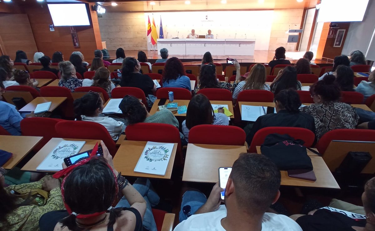 Participamos, con más de un centenar de personas expertas de distintos ámbitos de la intervención social, en la jornada "Mediación y diversidad cultural para el diálogo y la paz”, de Red TRIÁNGULO. 

👉 Juntas y juntos para construir #ConvivenciaIntercultural