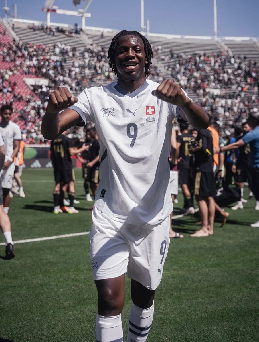 Player Analysis: Johan Manzambi
🔘SC Freiburg
🔘19 years old (October 2005)
🔘6’0 right footed- Switzerland🇨🇭 

The hidden gem of Geneva has emerged spectacularly and leaving everyone in awe🤩Johan is a pure talent with a feel for the game you cannot teach

Analysis is from his