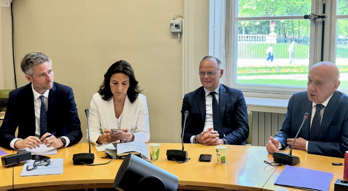 Xavier Fournier 🇨🇵🇪🇺🧂 (@xavierfournier) on Twitter photo 🔵<a href="/EPhilippe_LH/">Edouard Philippe</a> est venu échanger avec le Groupe <a href="/Indep_Senat/">Les Indépendants Sénat</a>.
Une discussion franche sur la situation nationale 🇫🇷 qui exige lucidité et responsabilité, sur le contexte international instable, sur les défis climatiques & technologiques.
Un moment riche, sincère, constructif ! 🔵<a href="/EPhilippe_LH/">Edouard Philippe</a> est venu échanger avec le Groupe <a href="/Indep_Senat/">Les Indépendants Sénat</a>.
Une discussion franche sur la situation nationale 🇫🇷 qui exige lucidité et responsabilité, sur le contexte international instable, sur les défis climatiques & technologiques.
Un moment riche, sincère, constructif !