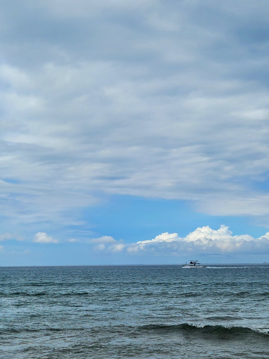 夏日的沙灘只剩一半的浪漫
另一半曬到熟透
雲朵和腳下的浪花都很可愛
只有我跟雲一樣軟綿綿的
還帶一點點鹹