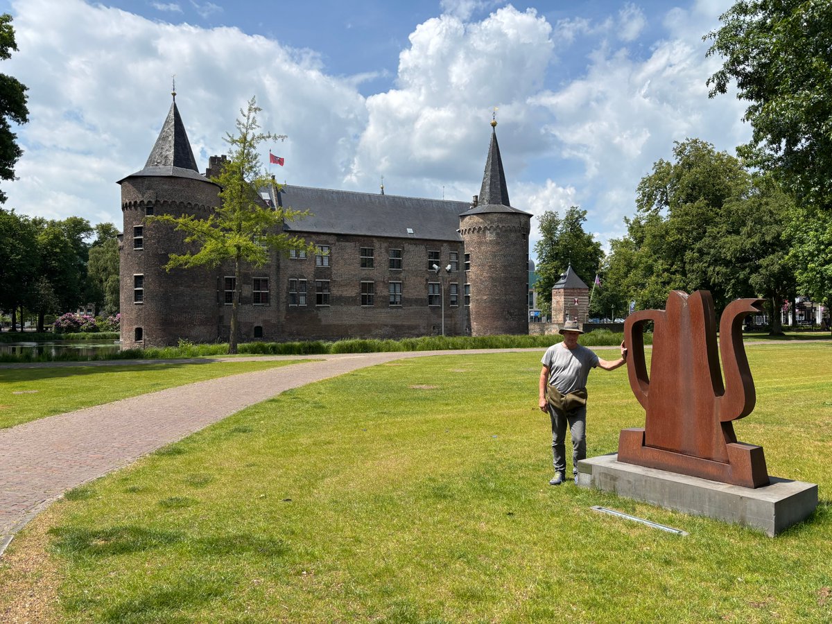 Heb je weleens in Helmond gewandeld? 🥾 Het is een onverwachte parel in het zuiden. We spraken auteur Henrie van Zoggel over zijn nieuwe wandelgids met tien rondwandelingen buiten de binnenstad van Helmond.  Nieuwsgierig? 👉 wandelnet.nl/blogbericht/20…

📷 Lea van Someren