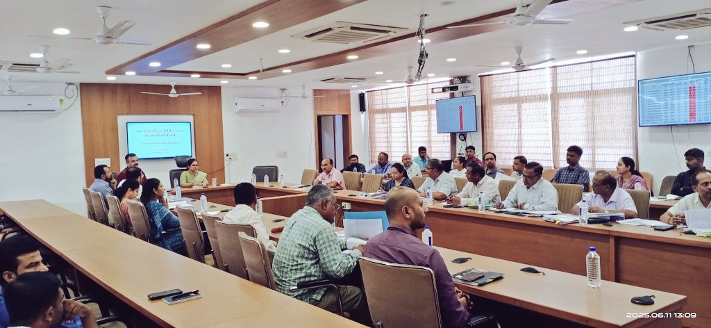 CollectorArv's tweet photo. મહેસુલી અધિકારીઓની માસિક સમીક્ષા બેઠક. #iRCMS, #RFMS, #iORA, #CMDASHBOARD રીપોર્ટ, મહેસૂલી પત્રકોની માહિતી તથા પડતર અરજીઓ અને પત્રકોના નિકાલ સંદર્ભે સમીક્ષા તેમજ કામગીરી રીવ્યુ. સમયમર્યાદામાં નિકાલ બાબતે સૂચનો કર્યા.
@CMOGuj @revenuegujarat @JayantiRavi https://t.co/gcgH2GikwR