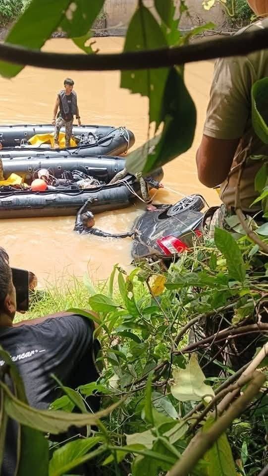 KhairulAqmal's tweet photo. Sedih baca berita di Bera Pahang ni.

Si isteri &amp; anak 16 bulan teman suami memancing. Kereta kemudiannya tergelincir masuk sungai. Isteri sempat serahkan anak pada suami, sebelum tenggelam bersama kereta.

Kereta ditemui di dasar. Si isteri ditemui 2.5km dari kawasan kejadian. https://t.co/Z3BPERWXvi