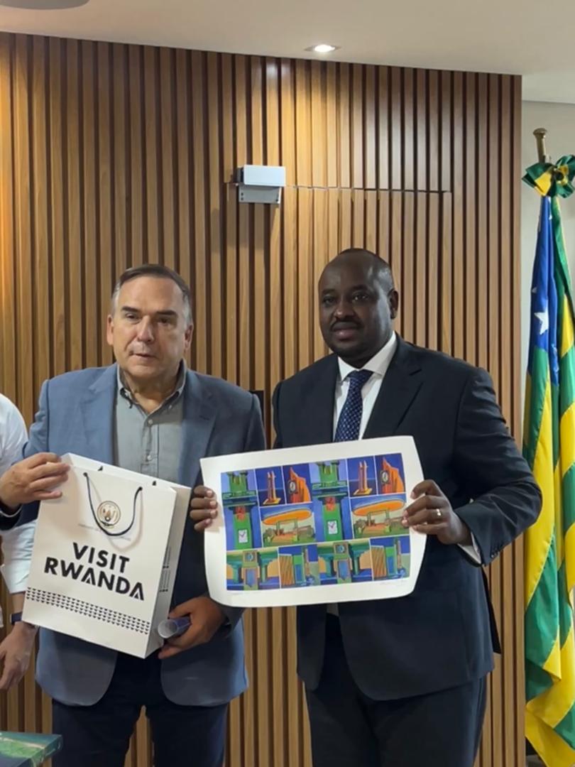 Esta manhã, o Embaixador Lawrence Manzi se reuniu com o Prefeito de Goiânia, Sr. Sandro Mabel. A reunião tratou do fortalecimento das parcerias comerciais e interpessoais entre Ruanda e a cidade de Goiânia.

#RwandaInBrazil #Goiania #partnership
