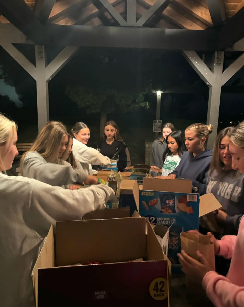 LionsHeartOrg's tweet image. 🍎💙 Snack Bags, Big Impact!
The Mission Viejo, CA 2026 Girls Blue Group recently assembled snack bags for Community Table, an outreach ministry of Shepherd of the Hills that provides free meals to anyone in the community .
#CommunityTable #YouthVolunteers #MissionViejo