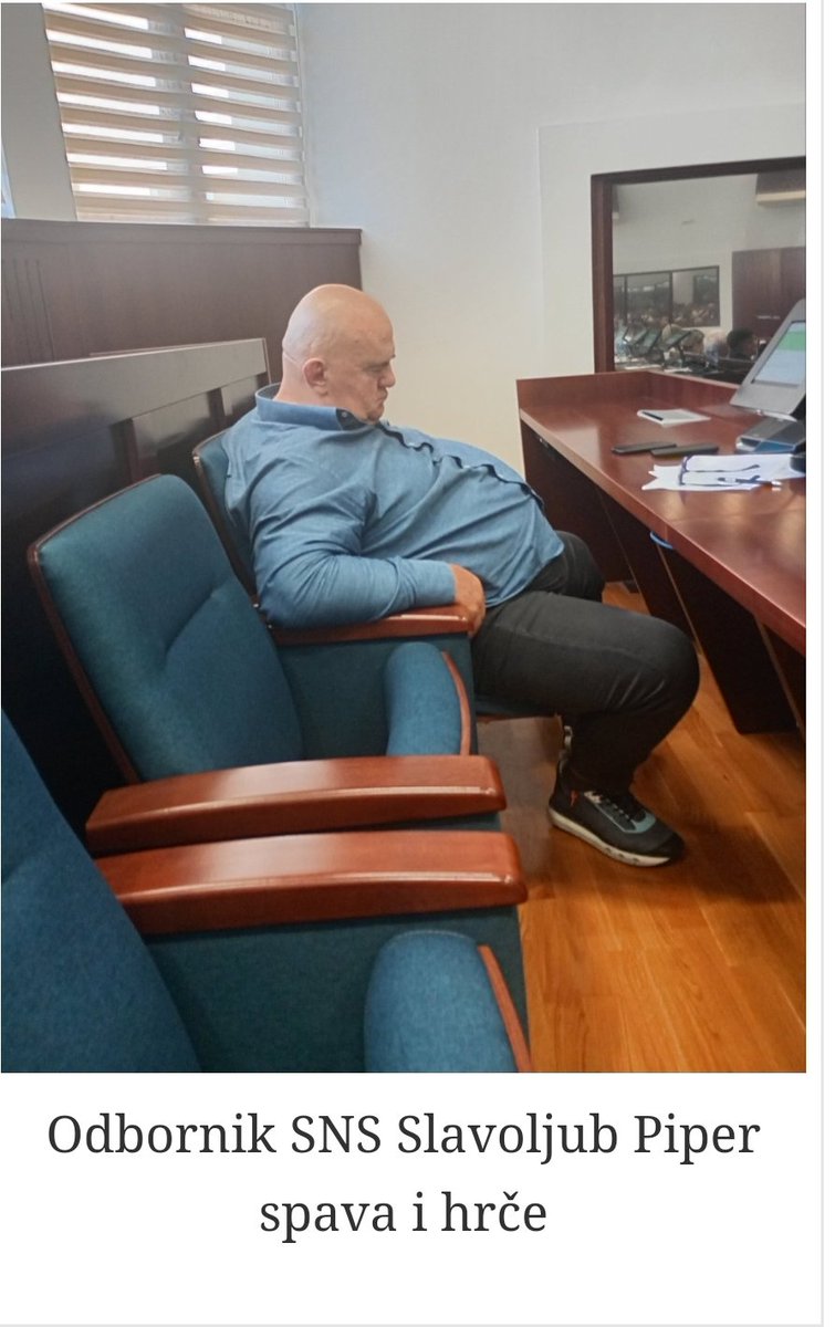 Izvor-<a href="/ozonpress/">Ozon Press</a>
SNS odbornik Slavoljub Piper kome je grad "poklonio" mesto u centru za kafić seo iza opozicije i zahrkao u parlamentu Čačka.
Verovatno je zabrinut za budućnost Srbije?