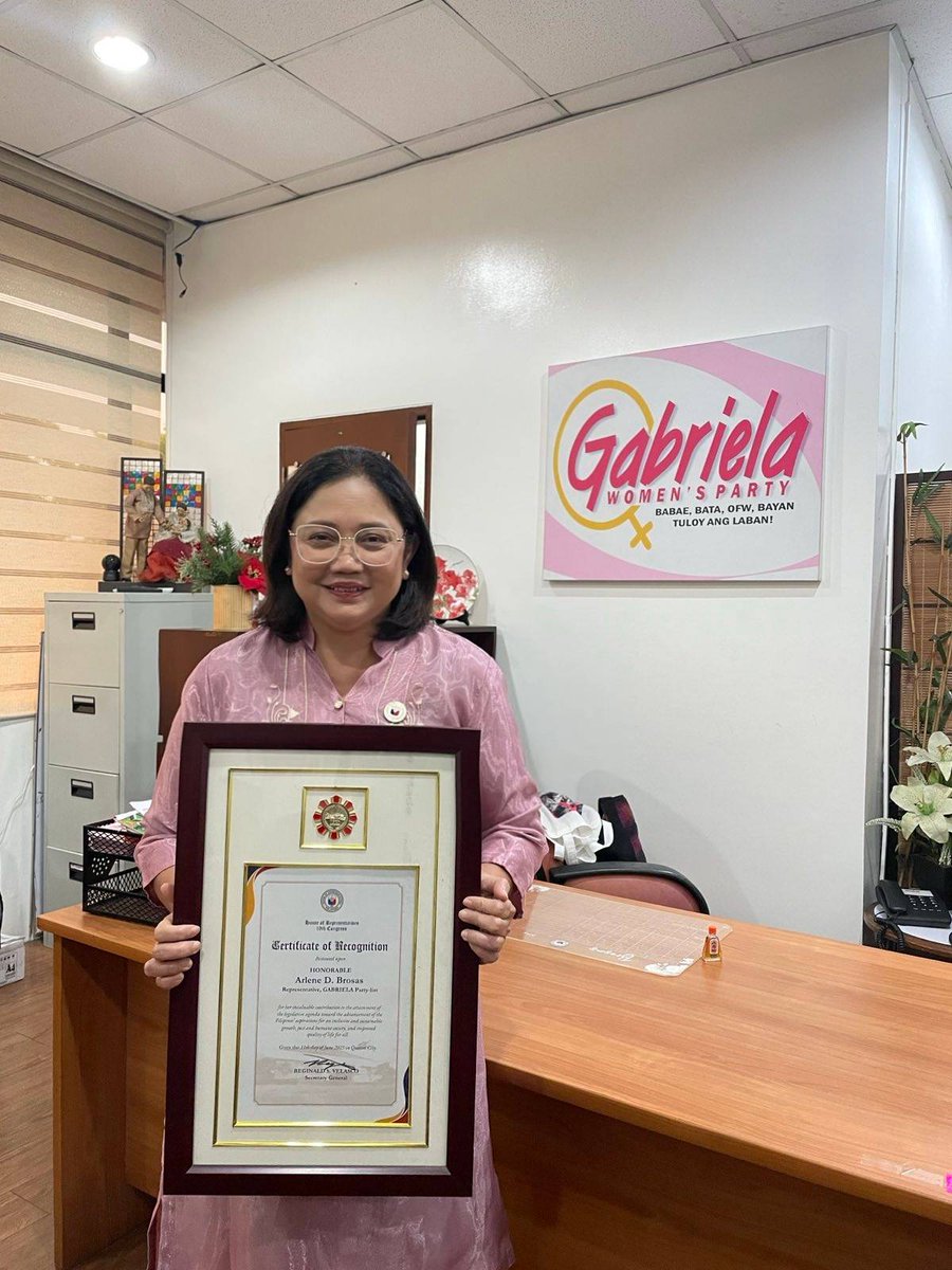 GabrielaWomenPL's tweet photo. Maraming Salamat, Cong. Arlene Brosas!🌹

Matapos ang tatlong sunod-sunod na termino bilang kinatawan ng Gabriela Women’s Party, buong puso nang nagpapaalam si Cong. Arlene Brosas sa kanyang puwesto sa Kongreso—taas-noo, matatag, at walang inuurungan.

#SalamatCongArlene https://t.co/QkqbIrOQAG