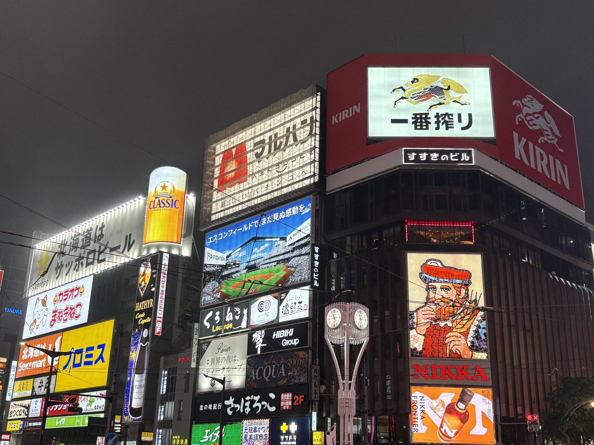 準備段階に入りました。 通称:ススキノ看板。 （ニッカ看板上