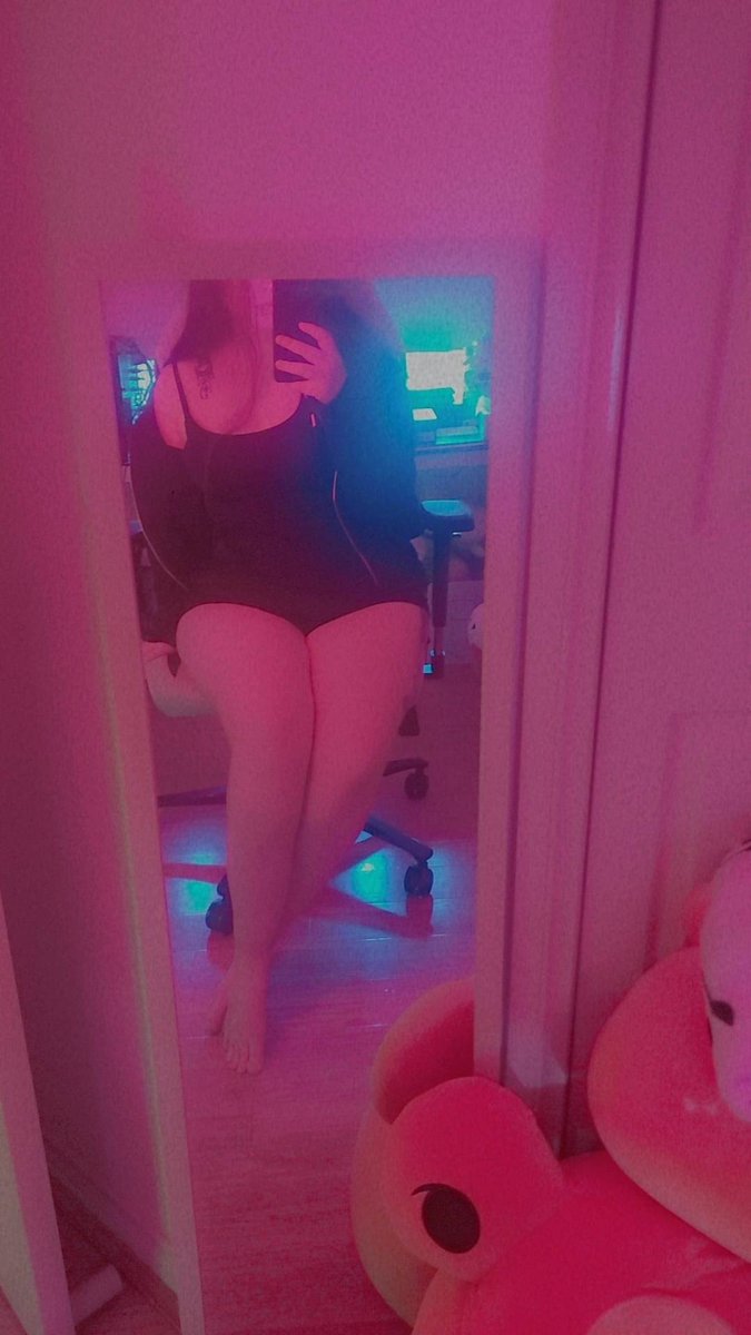 you guys like gamer girl thighs?