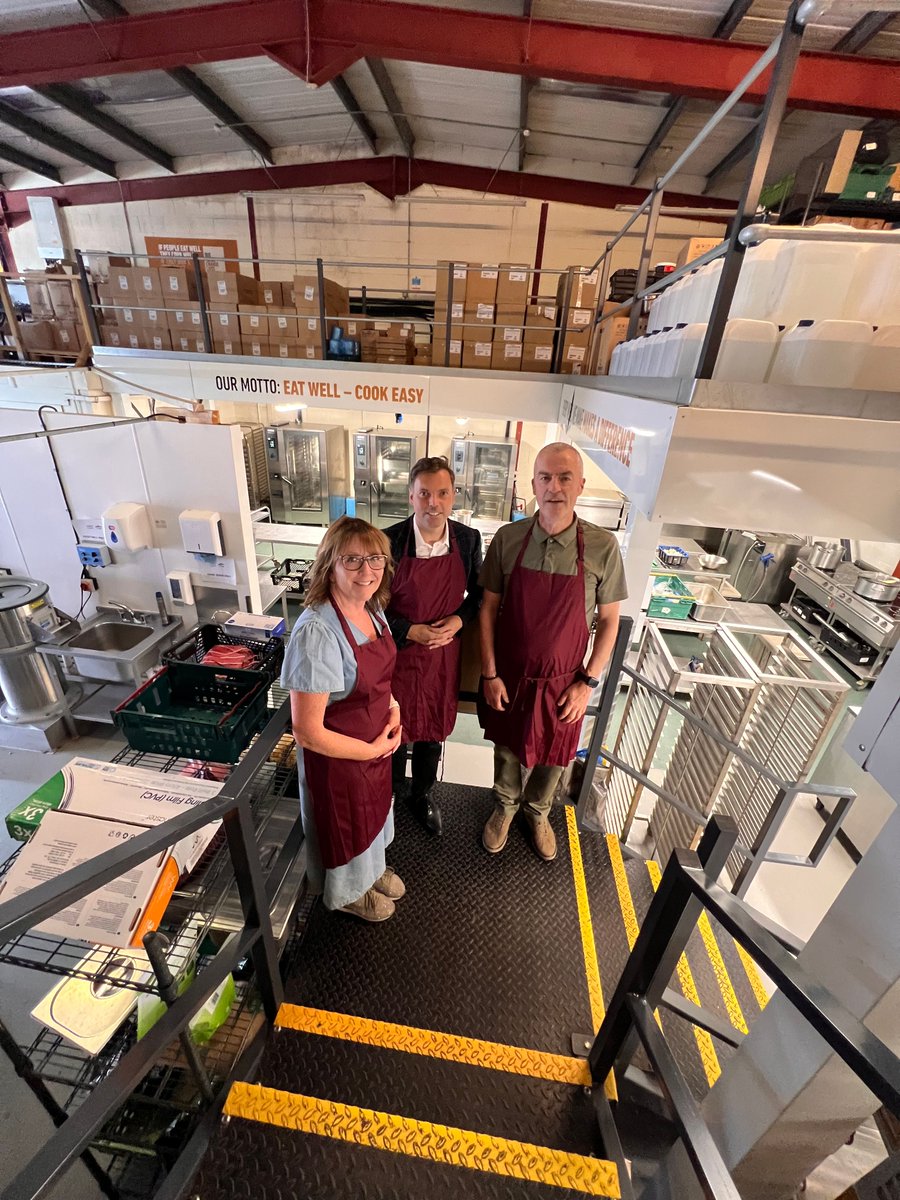 Mae partneriaeth lwyddiannus rhwng @CanCookWellFeed a <a href="/ClwydAlyn/">ClwydAlyn</a> yn cynnig prydau bwyd iach a fforddiadwy i gymunedau yng Ngogledd Cymru.

Aeth <a href="/KenSkatesMS/">Ken Skates MS</a> ar ymweliad yno wy a gwnaeth eu hatebion blaengar i gynnig prydau poeth greu argraff arno.