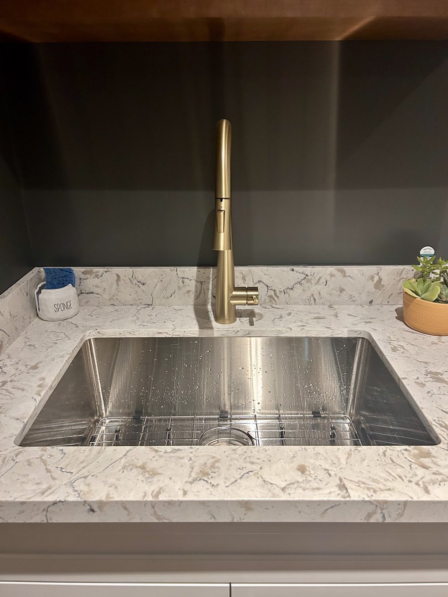 Have you ever thought of hardware like jewelry for your kitchen? It is! 

 A gold fixture adds instant warmth, contrast, and sophistication. 

Bold enough to stand out, refined enough to last a lifetime.  #KitchenDesign #KitchenInspo #KitchenHardware