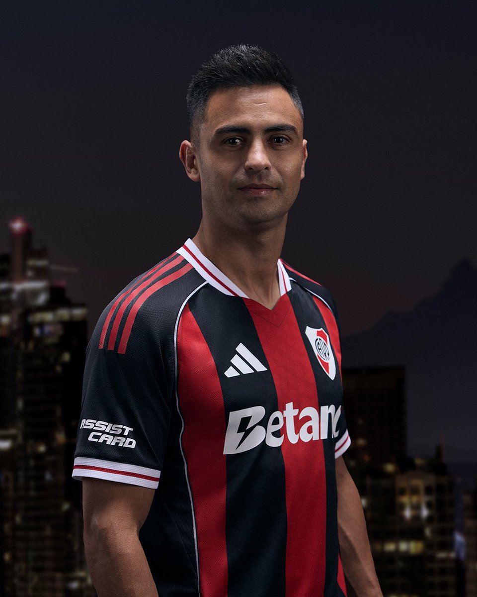 RiverPlate's tweet photo. 🔙 A 50 años de la obtención del Metropolitano 1975, una camiseta que rinde homenaje a una celebración inolvidable. 🔴⚫️🔴

🆕 Ya disponible en https://t.co/mjEBfWdBDz https://t.co/1buzkg3tuh