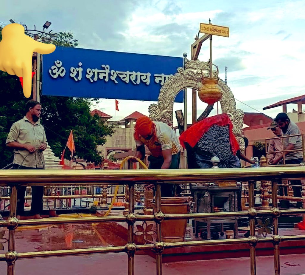 114 Muslims have been employed in Shani Shingnapur temple.

Temple trust is under Maharashtra govt control.

Would any mosque/madrasa appoint Hindus?
