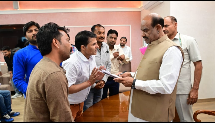 #Jaipur: दिल्ली तक गूंजी इंटर डिस्कॉम तबादलों की मांग 

बिजली कार्मिकों ने दिल्ली मे रखा इन्टर डिस्कॉम तबादलों का मुद्दा, बिजली कार्मिकों ने लोकसभा स्पीकर ओम बिरला को ज्ञापन...
#SachBedhadak <a href="/ombirlakota/">Om Birla</a> <a href="/RajCMO/">CMO Rajasthan</a> <a href="/sunilkimiyadav/">Sunil K Yadav</a>