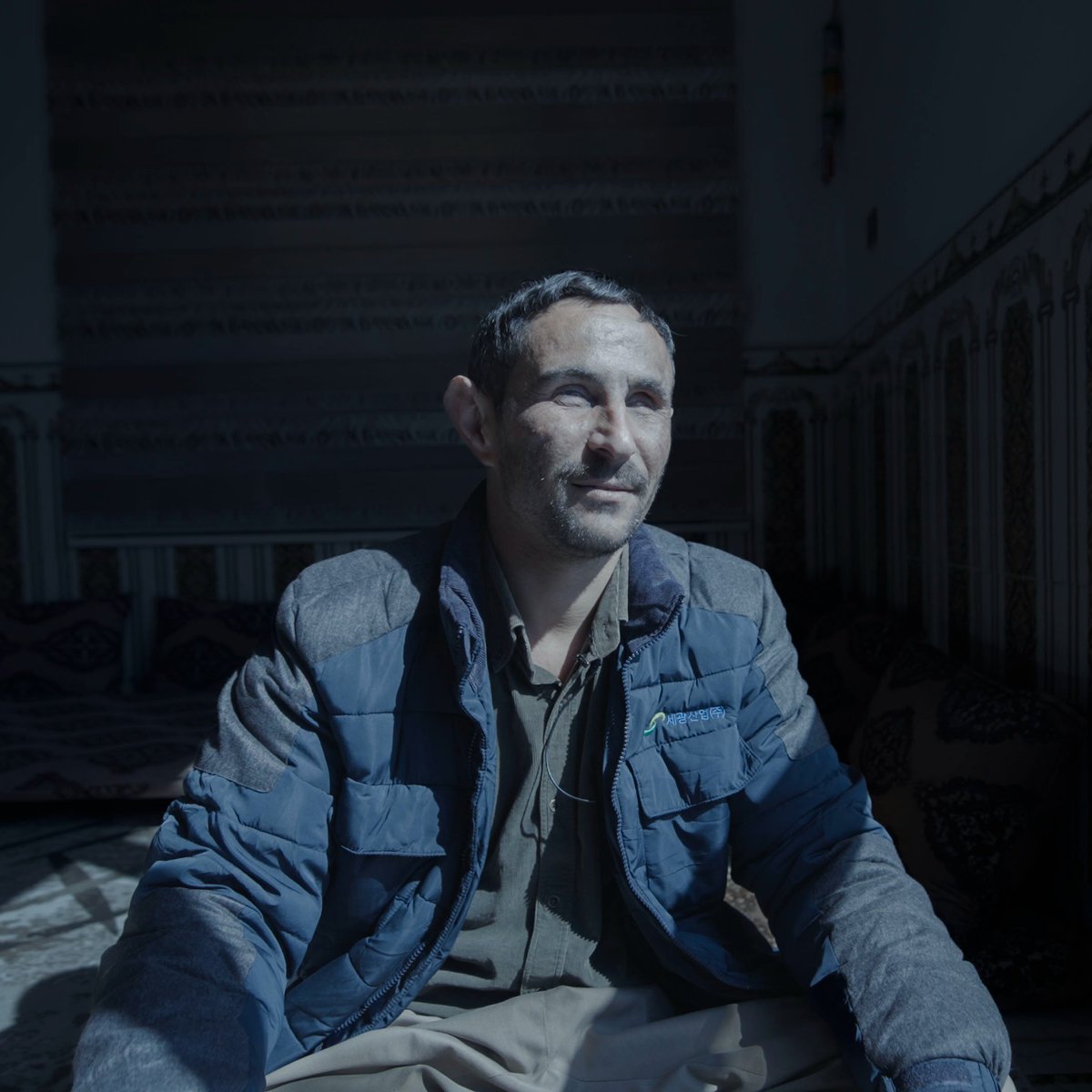 ICRC_IQ's tweet image. "I hear my children's voices. I feel their little hands. But I can’t see their faces, their smiles, or their tears. I would give anything just to see them one more time..."
- Najeeb Ammer, – a father from Duhok, #Iraq, who lost his sight after a landmine explosion.