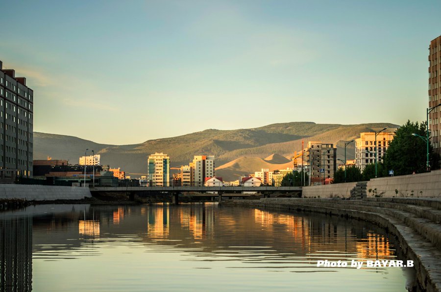 Хэдхэн жилийн өмнө миний угаасан ус Сэлбэ гол минь ийм байсан. Нэг л их ууртай хүний өмнөөс ажиллаад байгаа юм шиг цүнх баригч бацаануудаа зүгээр энэ хотоос зайлаад өг. Тэр сум орноо хөгжүүл😭