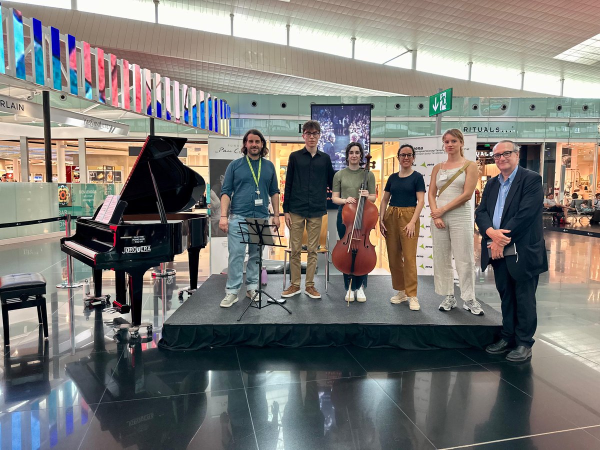 aena's tweet photo. 🎼 Aena y la Fundació Pau Casals ofrecen una jornada de conciertos en la Terminal T1 del Aeropuerto Josep Tarradellas #Barcelona-#ElPrat, con motivo de la #DiadaPauCasals2025. @PauCasals_Fund

🎻 🎹 Han participado dos jóvenes músicos del Conservatori del @Liceu_cat, los violonchelistas Candela Puigbò y Martín Mouriz, y el pianista Eduard Velasco, alumno de la Escola Superior de Música de Catalunya (ESMUC).

🎶 Se enmarcan en el proyecto “Aena con la música”, cuyo objetivo es acercar la música y la cultura a los usuarios de los aeropuertos.

#DiadaPauCasals #AenaConLaMúsica